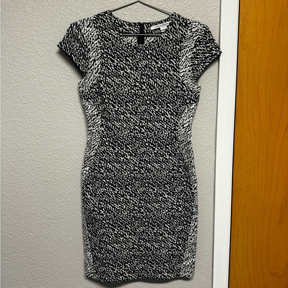Classic Diane Von Furstenberg fitted midi dress Sz 2